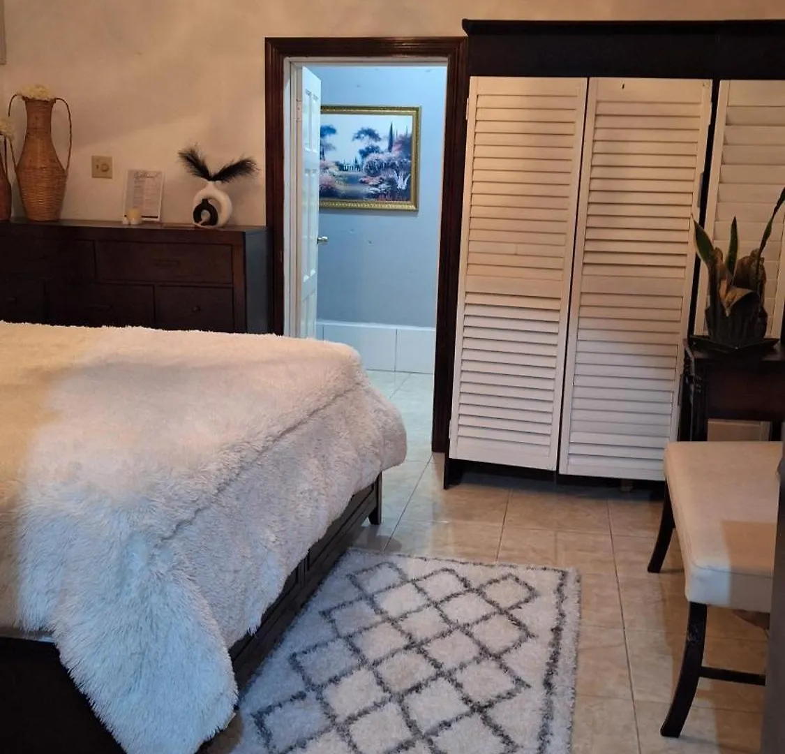 Апартаменты Mandeville Hideaway